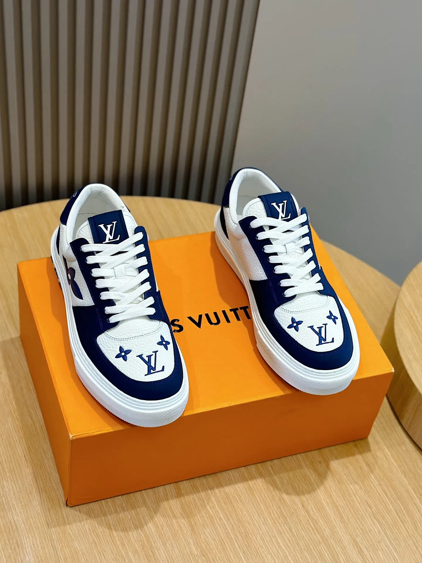Factory price: 438💰LV full cowhide color-printed men's sneakers. This Ollie lace-up sneaker is made of floral embossed fabric, continuing the inspiration of the season's ready-to-wear collection. The laces are used to set off the gorgeous design, monogram flowers are embellished with transparent rubber outsole, and the brand logo is written on the back. Cowhide upper, cowhide lining, TPU outsole Size: 39-44 (customized at 38.45)